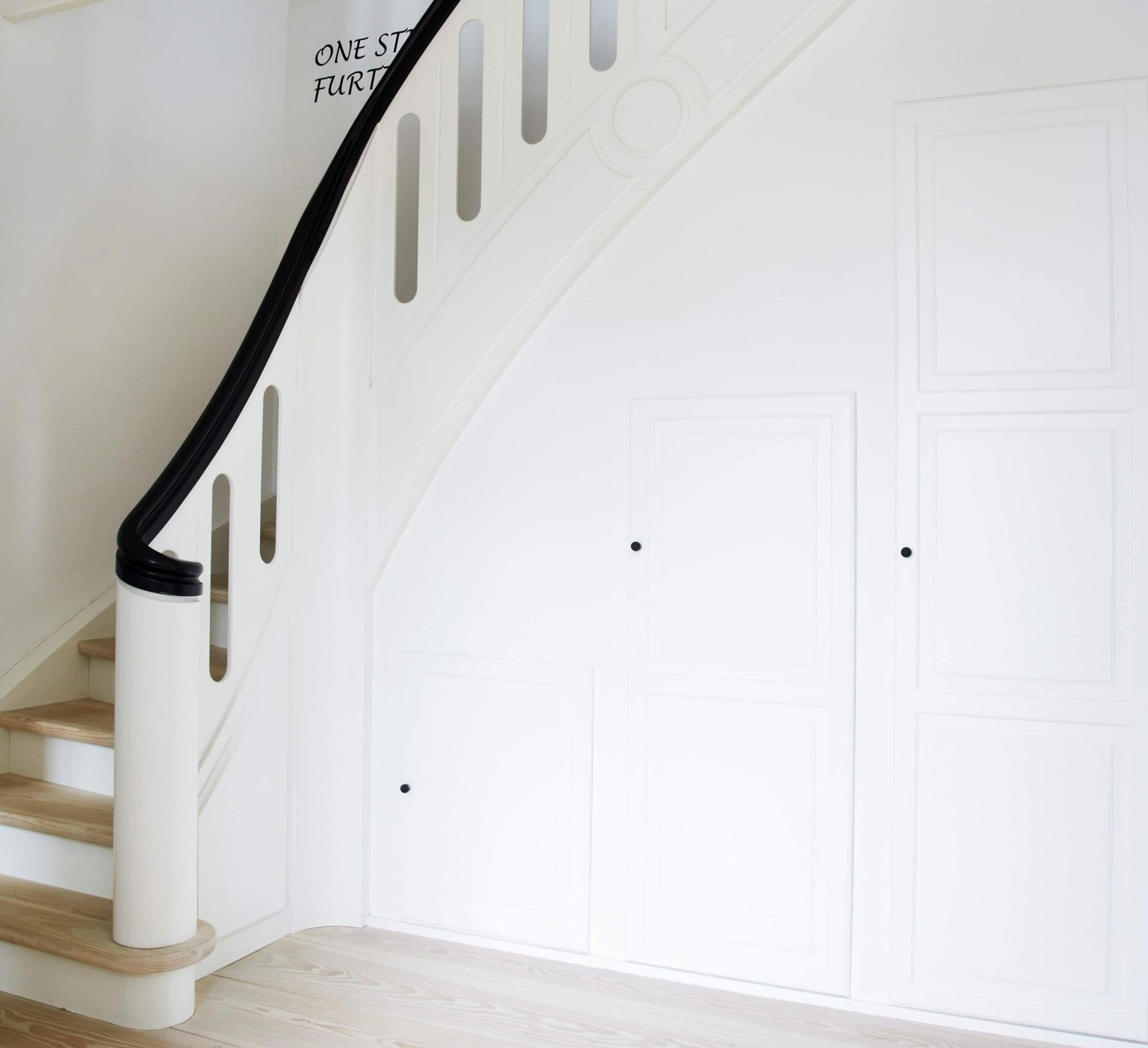 Udnyt pladsen under trappen