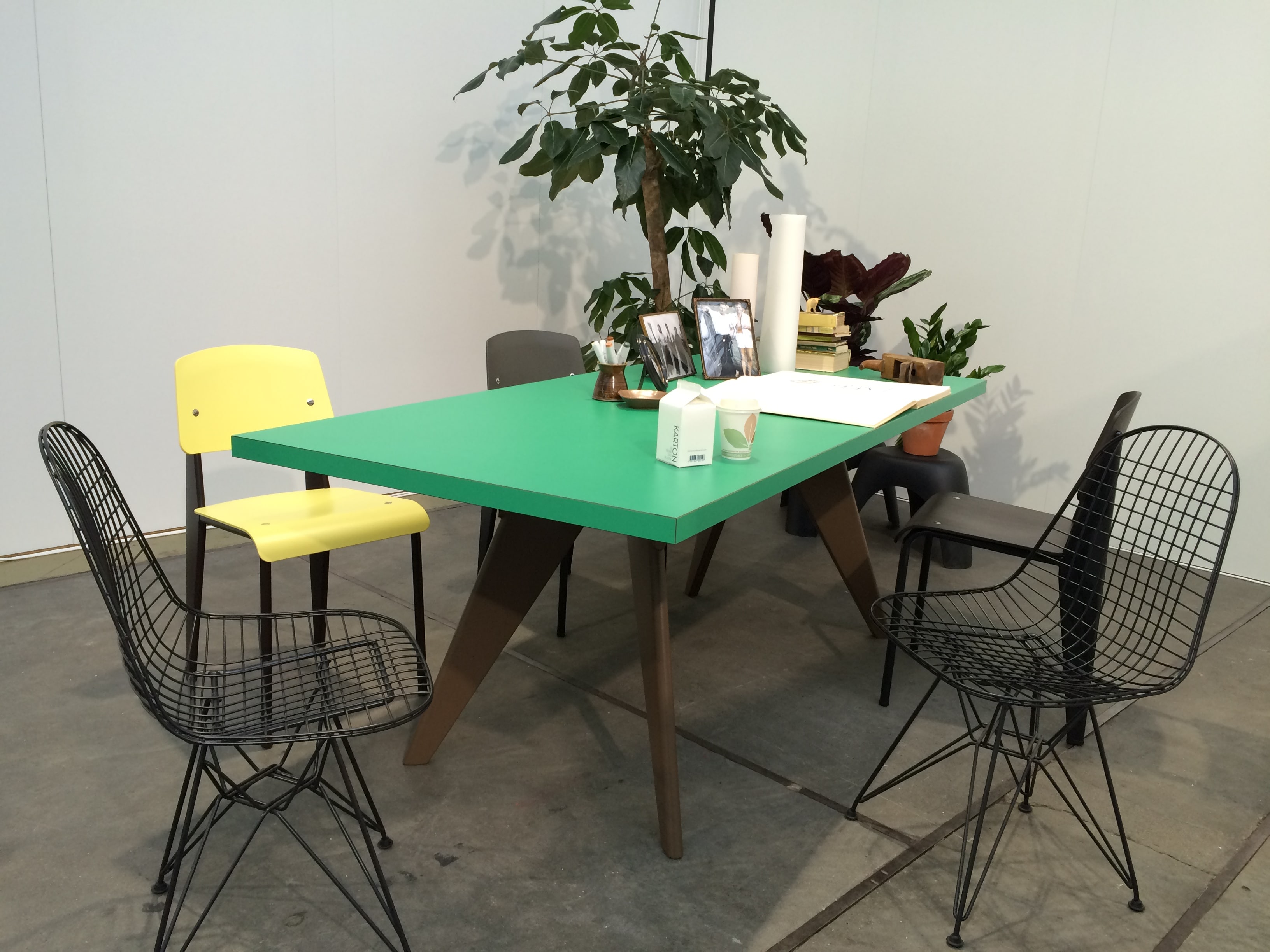 farvet bord + stole