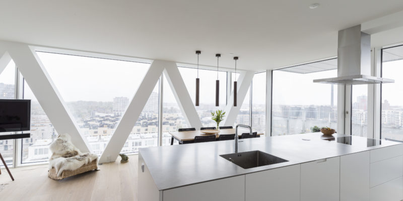 Stort moderne køkken med store vinduer.
