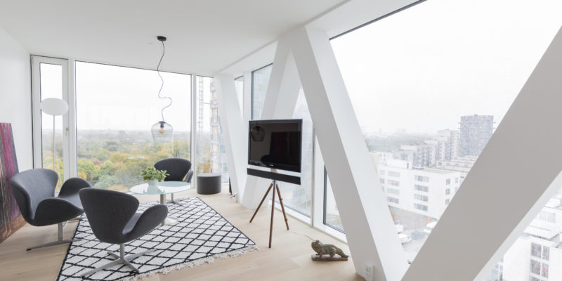 Moderne stue med store vinduer