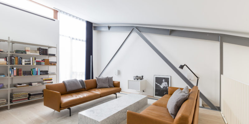 Simpel og minimalistisk stue med dekorativ bogreol